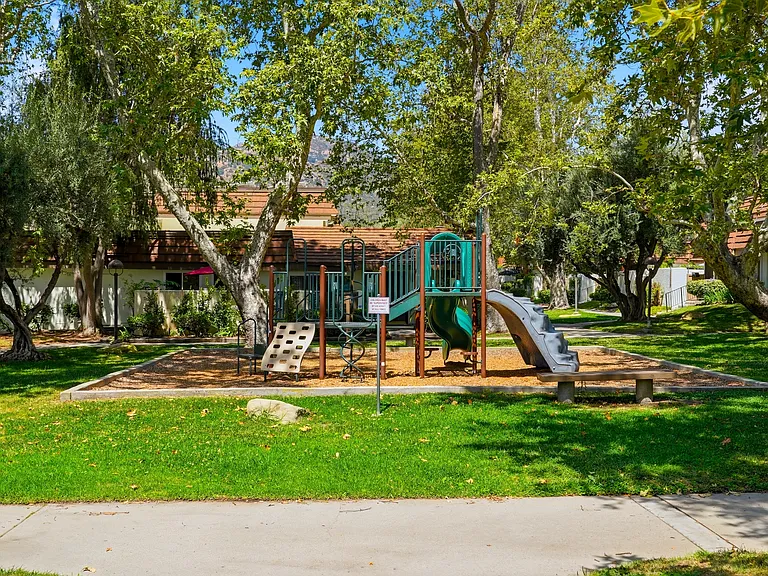 10432 Larwin Ave — Photo 30