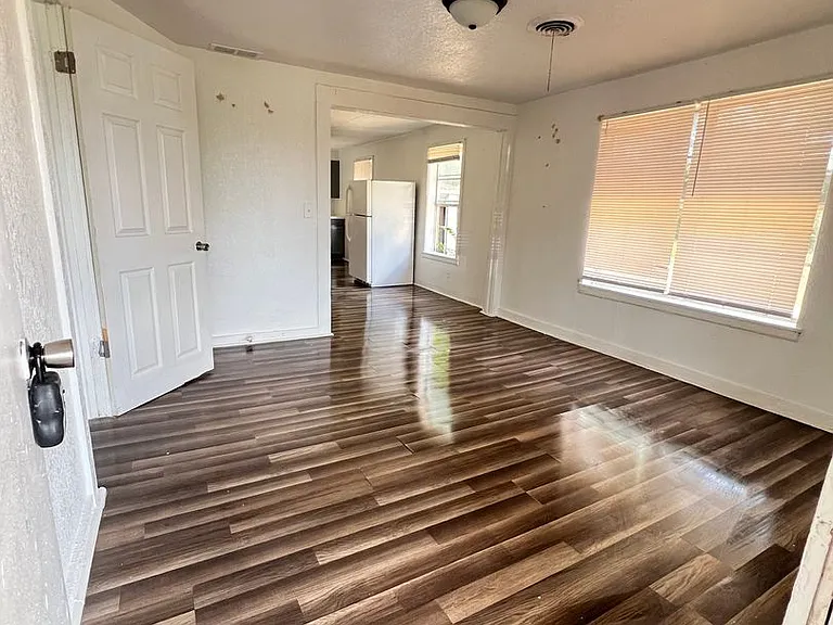 1205 N Park St — Photo 5
