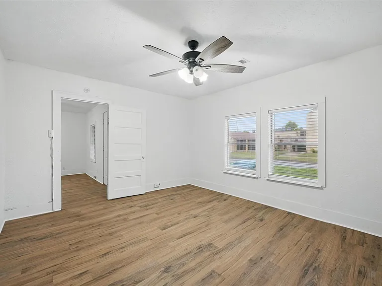 908 E Houston St — Photo 11