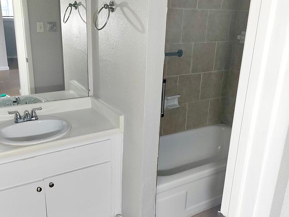 3rd image of 1218 S Main St #28