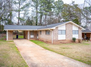 895 Meadow Rock Dr, Stone Mountain, GA 30083