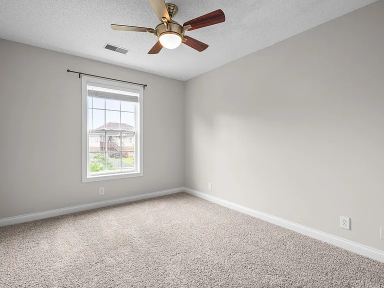 706 Shamrock Ct — Photo 24