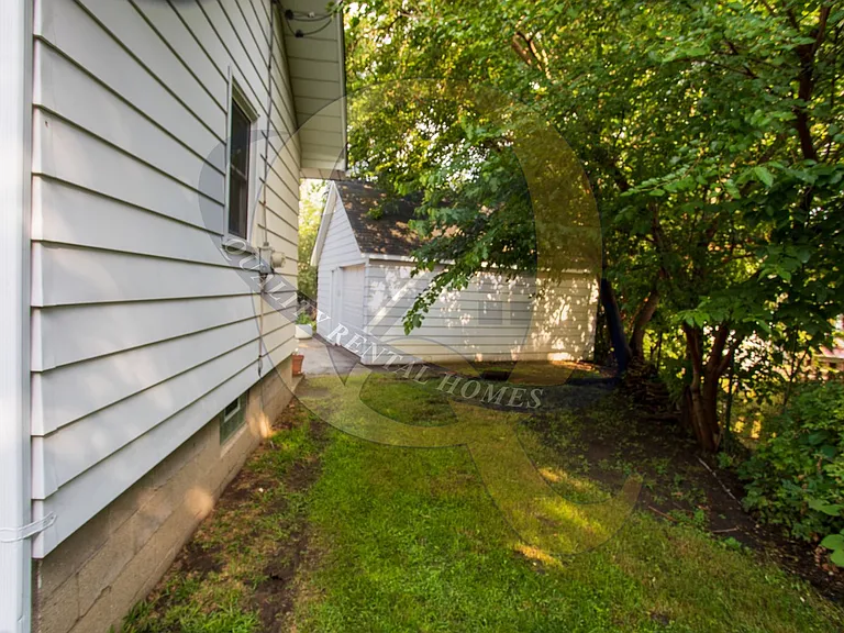 1919 Cartier St — Photo 21
