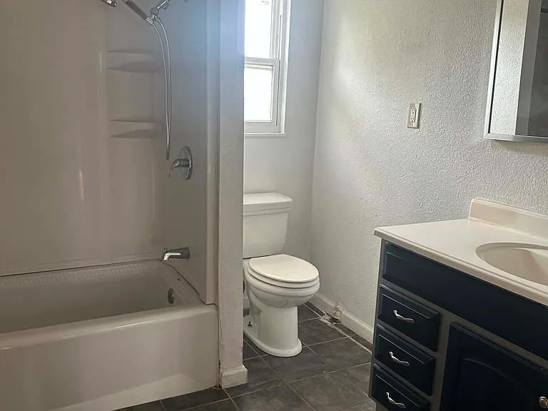 3560 N Delaware Ave — Photo 11