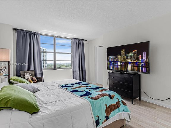 4th image of 2333 Brickell Ave APT 1914