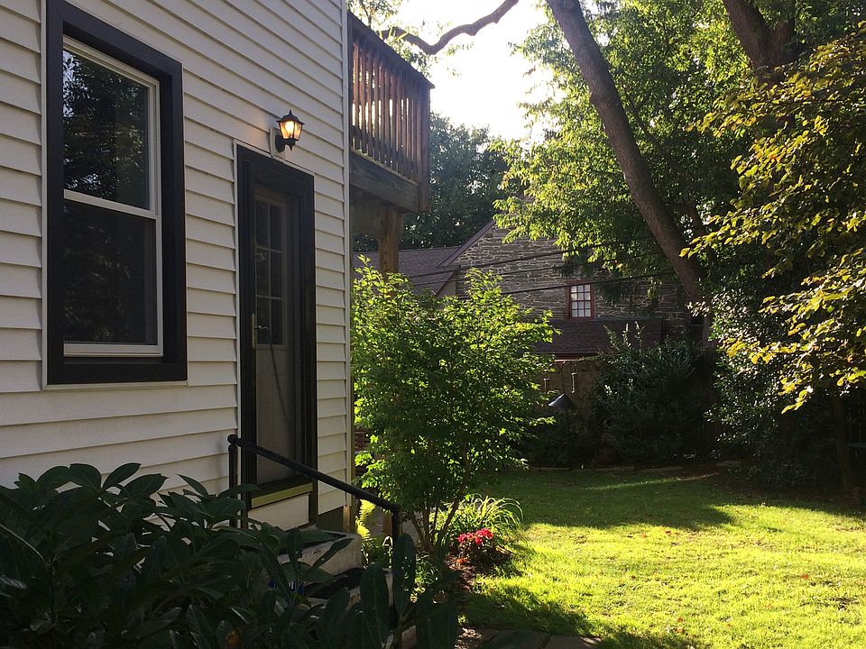 1st image of 18 W Hartwell Ln