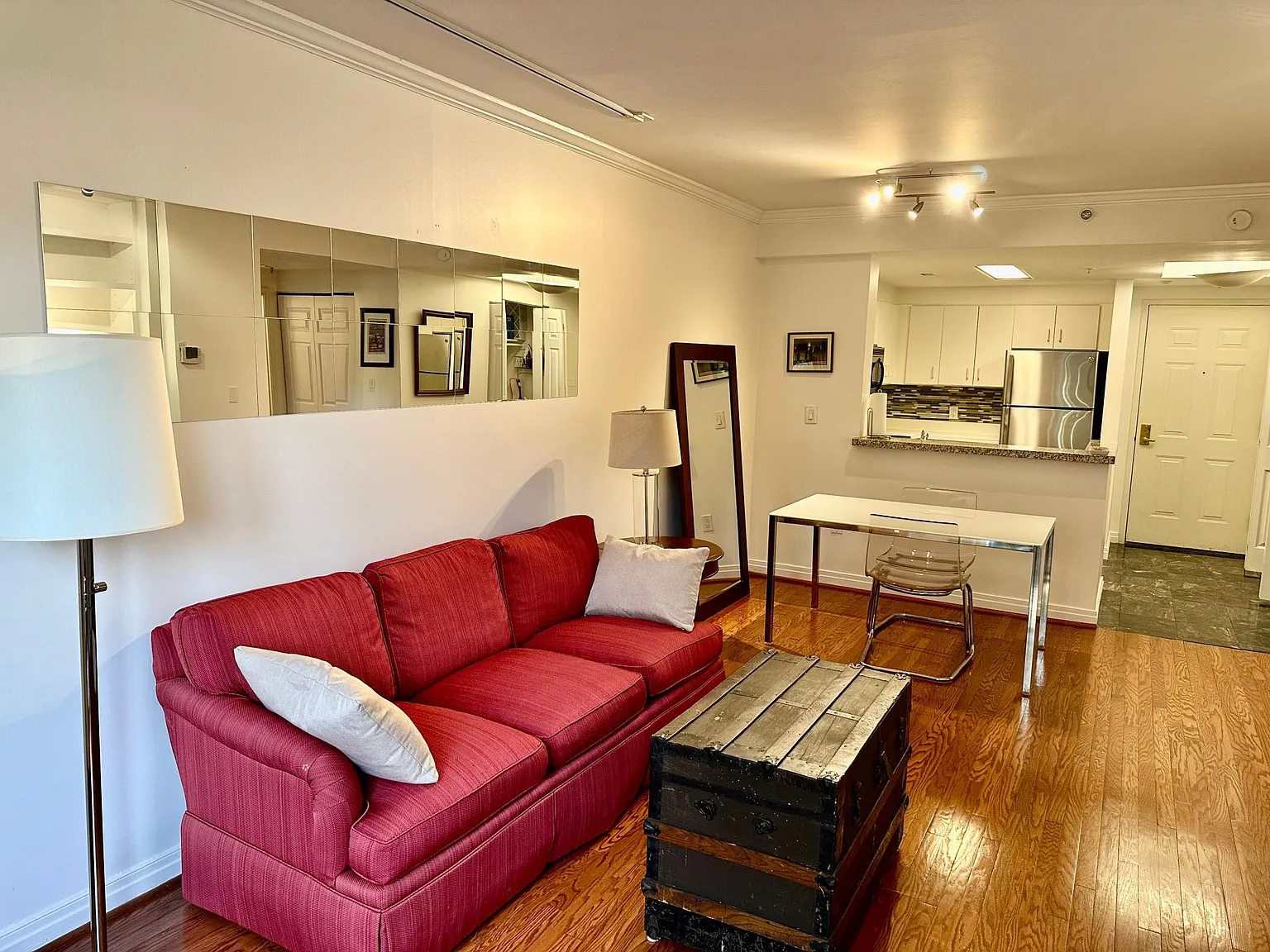 1 bed, 700 sqft, $3,200 — Photo 3