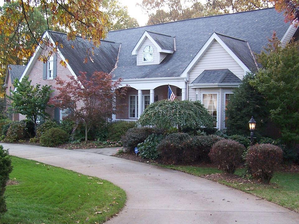 4835 Oakhurst Ave.