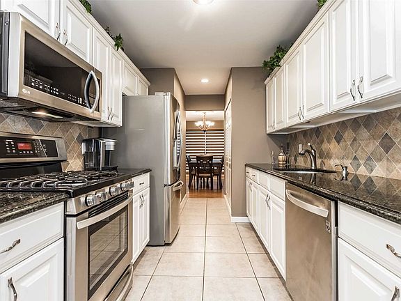4th image of 12 Parkridge Ct