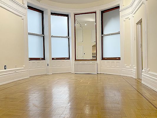 1st image of 520 W End Ave APT 2