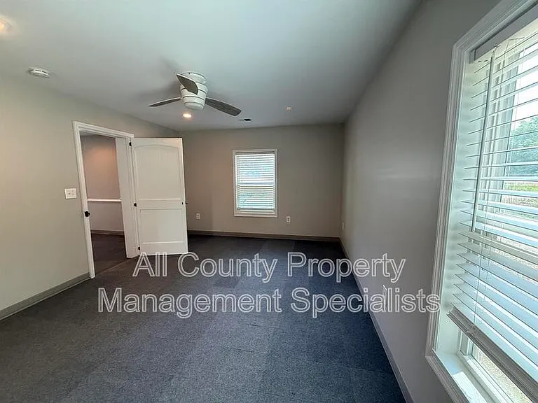 1301 Pineview Dr — Photo 4