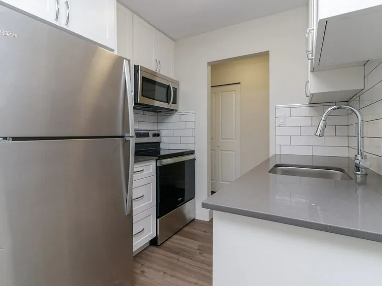984 McKenzie Ave — Photo 2