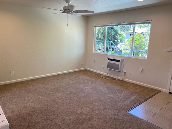 4th image of 784 Wesley Ave #2
