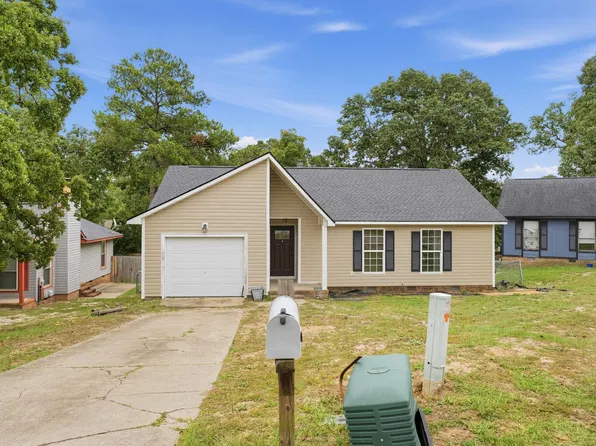 1351 Kienast Dr, Fayetteville, NC 28314