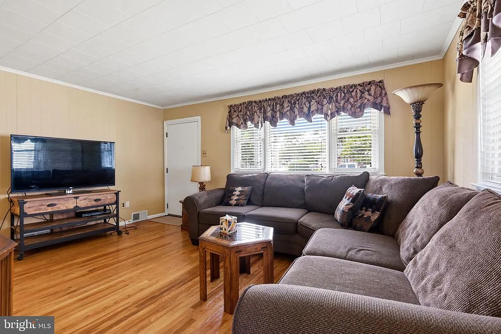2 bed, 1.0 bath, 832 sqft, $2,300 — Photo 2