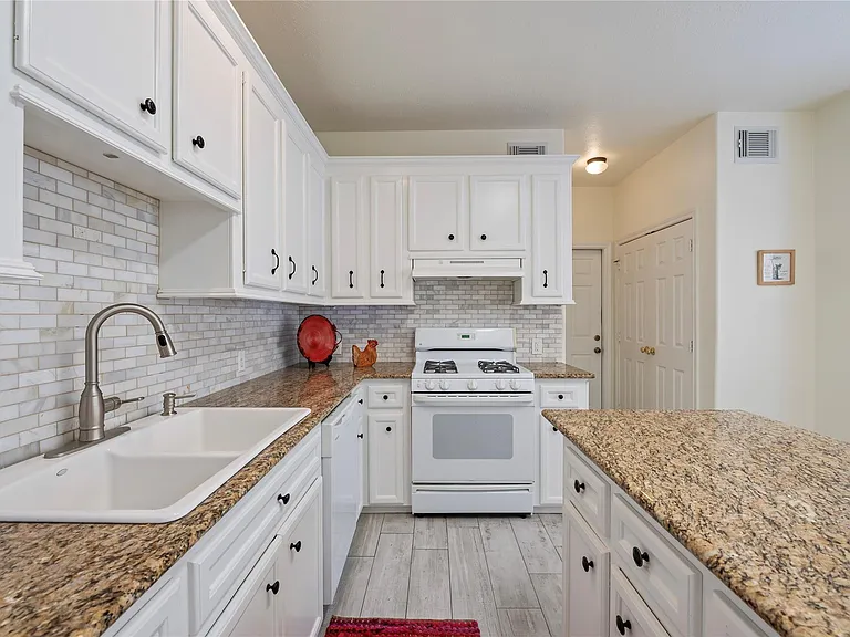 2060 Glencove Dr — Photo 13