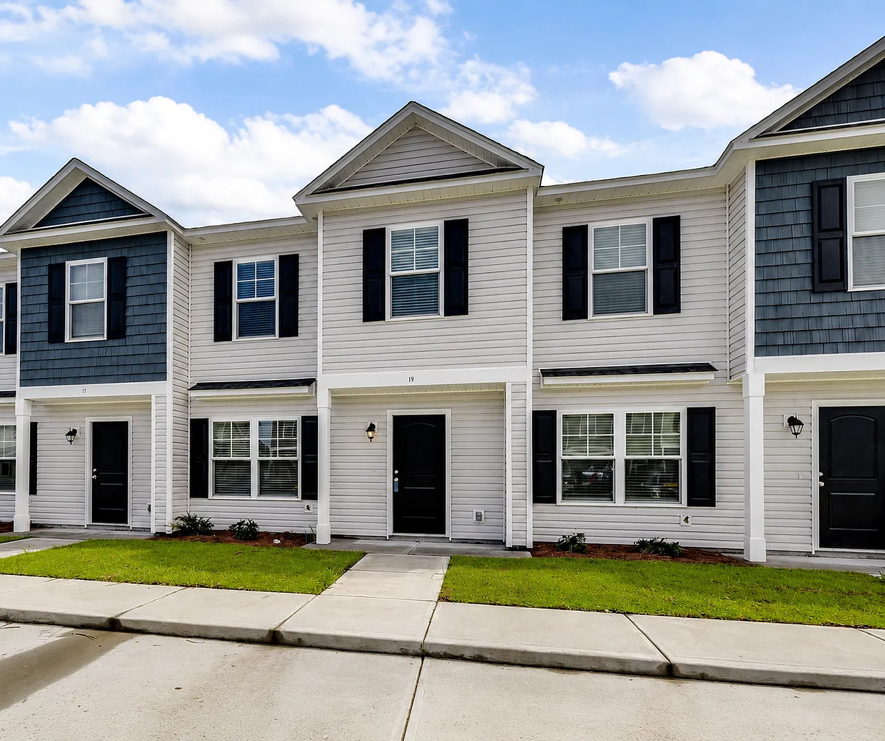 Lovely 3 bedroom and 2 1/2 bath townhome — Photo 1