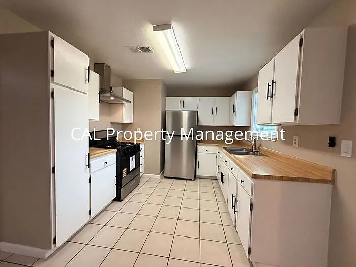 421 Michael Cir — Photo 5