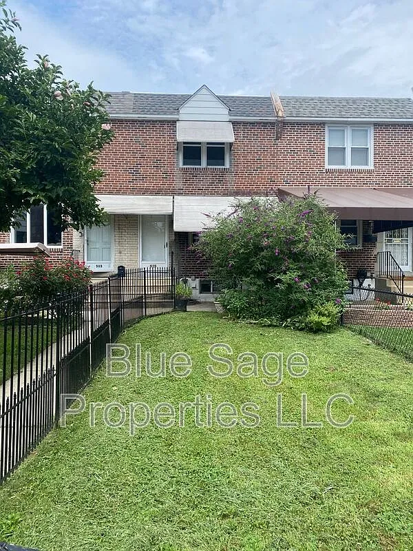 3 bed, 1.0 bath, 1152 sqft, $1,900 — Photo 1