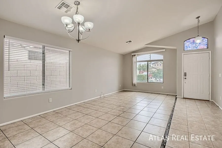 Single Story 4 bedroom home with covered patio and 2 car garage! — Photo 3