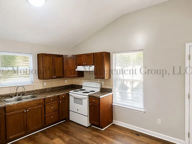 1816 S Holly St — Photo 3