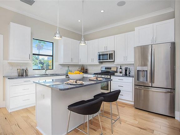 5th image of 946 Highland Ave #15