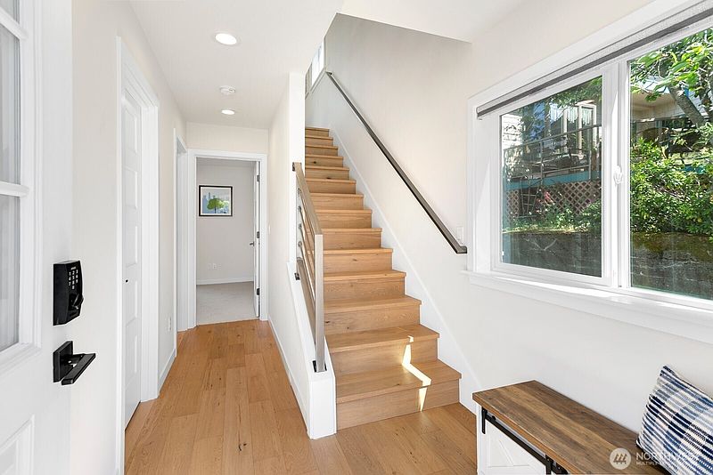 4th image of 1338 California Ave SW