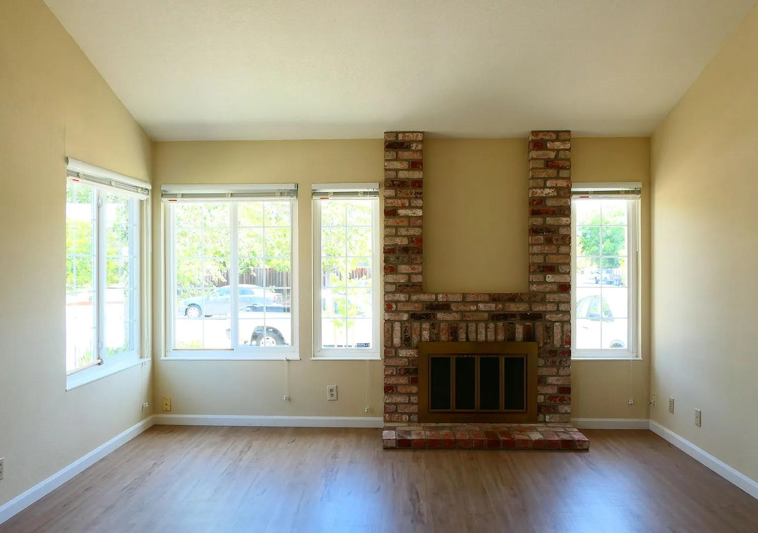 3bed/2 full bath + 1 office in the backyard. Single Family Home! — Photo 3