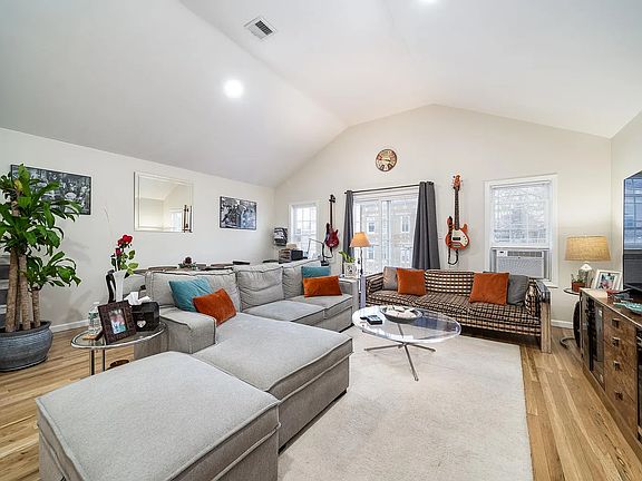 4th image of 69 Clerk St #2