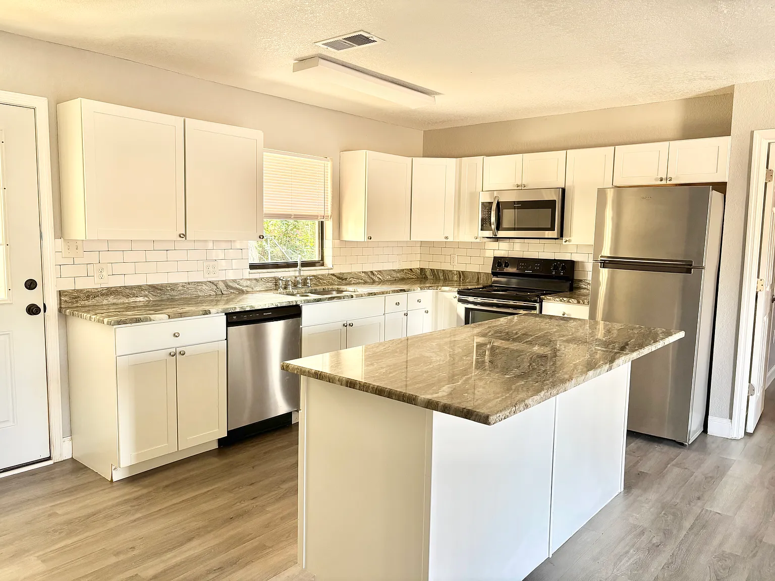 2 bed, 1063 sqft, $1,550 — Photo 4