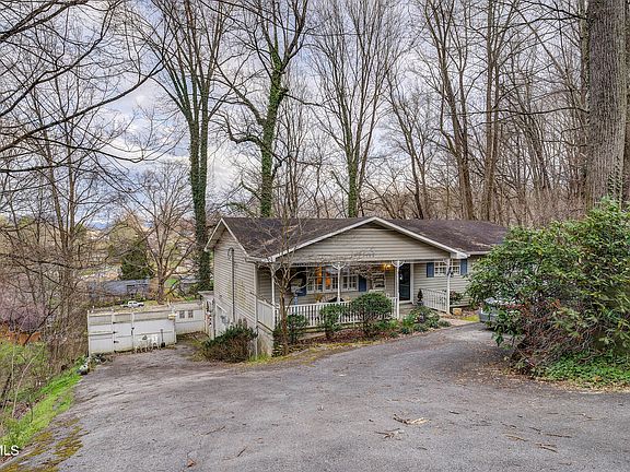 3rd image of 706 Lazywood Dr
