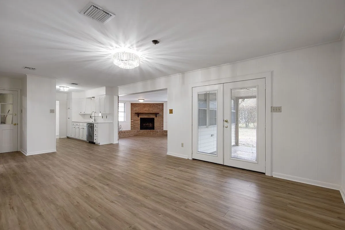 3 bed, 2.0 bath, 2000 sqft, $2,200 — Photo 3