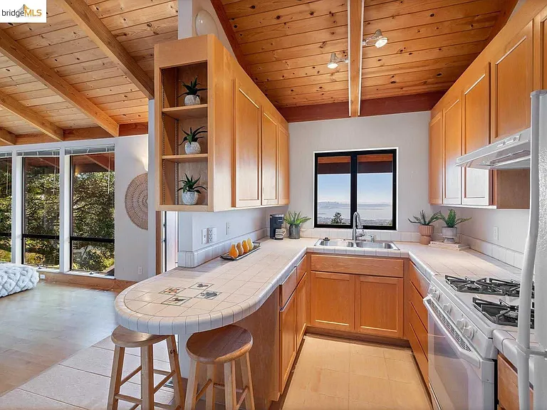 1360 Summit Rd — Photo 5