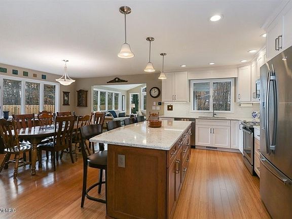 5th image of 4496 Laurel Dr