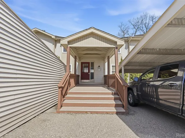 4964 Oak Hill Dr, Waterford, MI 48329