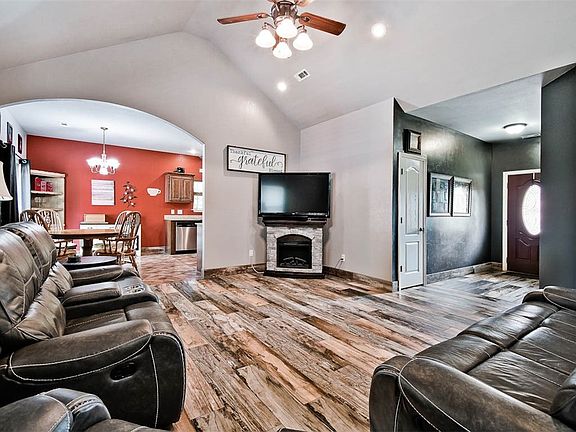 3rd image of 51 Haddington Dr