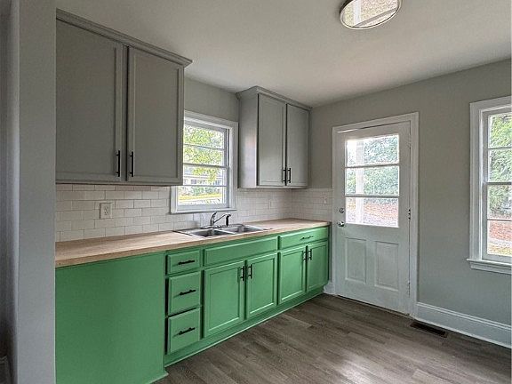 3rd image of 226 Fountainhead Ln