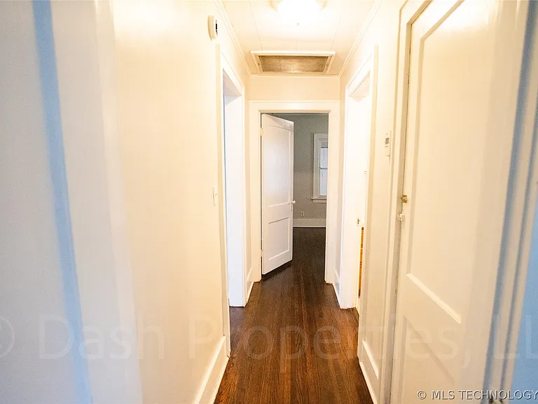 1119 S Florence Ave — Photo 32