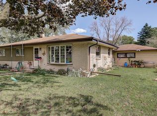 W147N8234 Manchester Dr, Menomonee Falls, WI 53051