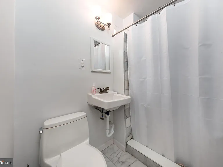 305 C St NE #104 — Photo 19