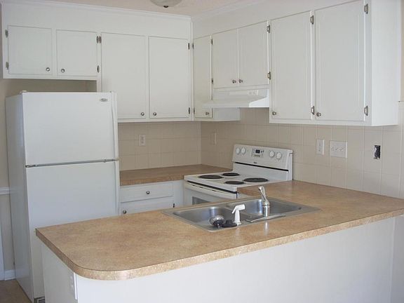 3rd image of 1212 Cross Creek Cir APT C4