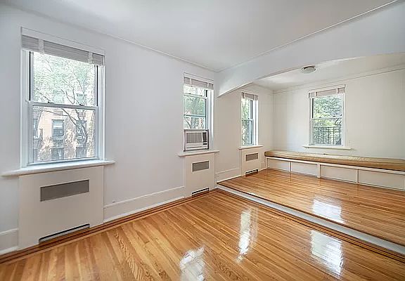 4th image of 310 W 55th St APT 4E