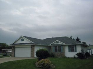 2701 Oakwood Cir, Oshkosh, WI 54904