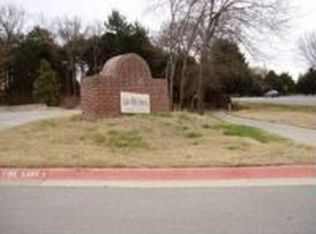 2828 N Crossover Rd, Fayetteville, AR 72703