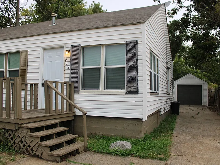 209 W Douglas Dr — Photo 2