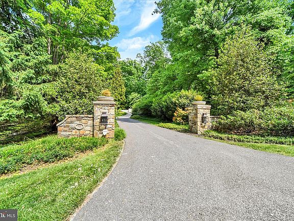 2nd image of 11 Caveswood Ln