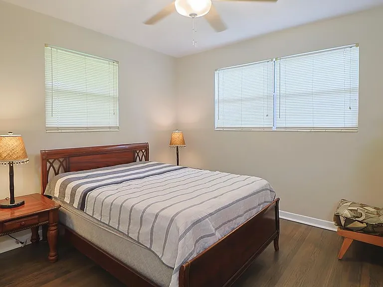 10 Barcelona Ave — Photo 21