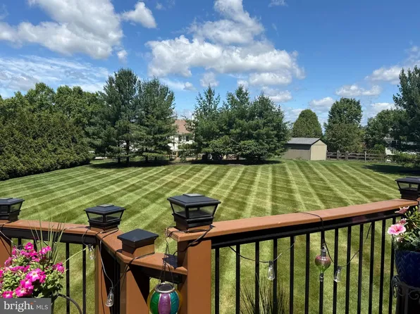 10 Surrey Ln, Royersford, PA 19468