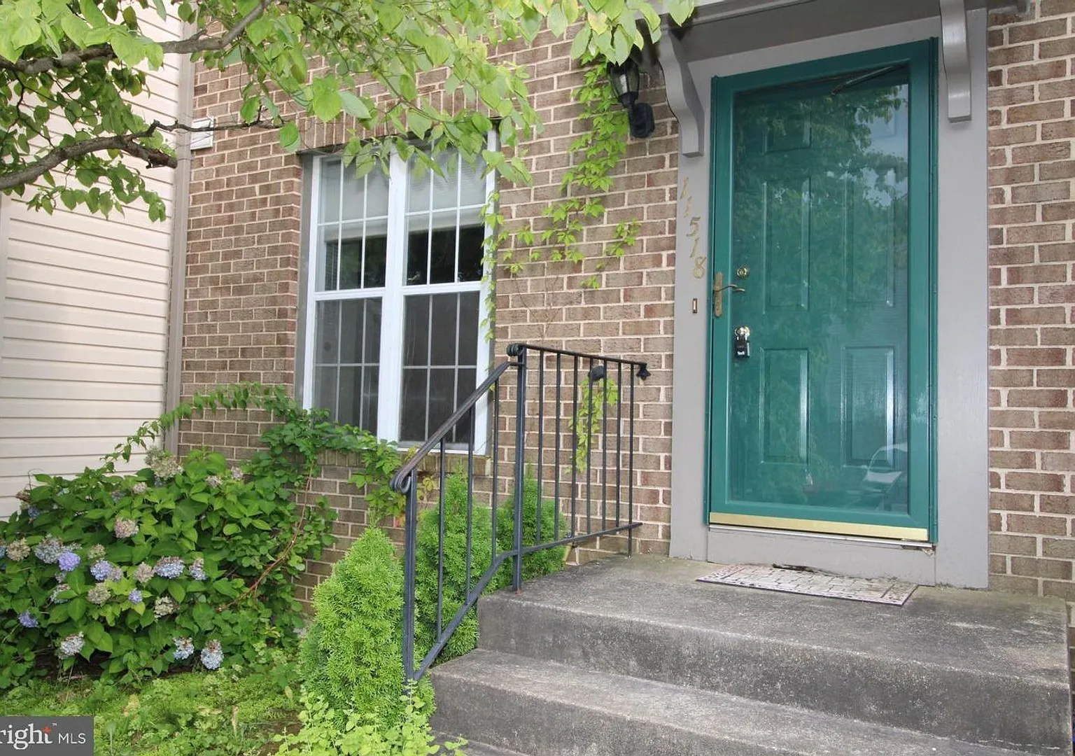 Welcome to this move-in-ready townhouse in the Brandermill community. — Photo 1