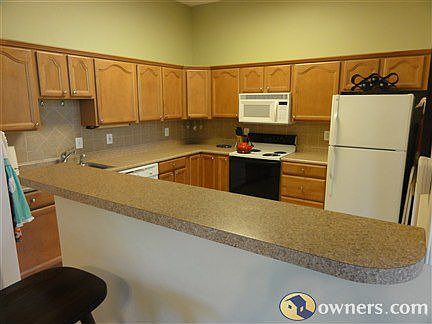 Breakfast Bar and Kitchen